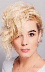 Хаотичные небрежные кудри собраны на макушке Хаотичные небрежные кудри собраны на макушке