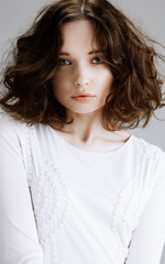 Модные прически на средние волосы с волнистой текстурой