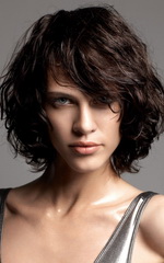 Модные прически на средние волосы с волнистой текстурой