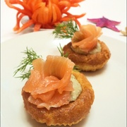 Тарталетки с творожным кремом и красной рыбой, и цветок из перца для Ларисы laralaram