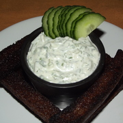 Гренки бородинские с огуречным дипом