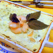 Рыбная запеканка с креветками и зеленью.