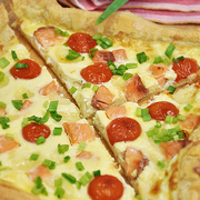 Открытый заливной пирог на слоёном тесте  с семгой, томатами черри и моцареллой