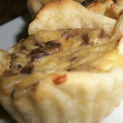 Тарталетки с грибами и двумя  видами сыра.