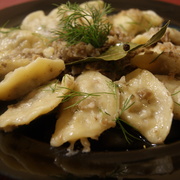 Вареники с мясом и грибной заправкой.