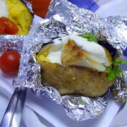 Печёная картошка с холодной треской и сметанным соусом. Вкусные выходные.