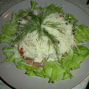 салат цезарь с форелью