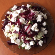 Легкий салат со свеклой, редькой и фетой.
