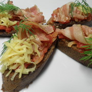 Гренки чесночные с помидорами и беконом