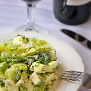 Зелёный салат с яблоком, сельдереем, «айсбергом» и кунжутом