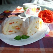 Бисквитный рулет на белках с заварным кремом  и экзотическими фруктами