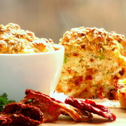 Сырные маффины с вялеными помидорами