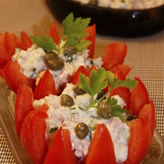 Помидоры фаршированные салатом из тунца с каперсами.