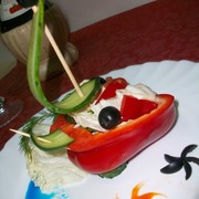 Перец фаршированный греческим салатом