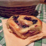 Плюшки с кремом патисьер и смородиной (дуэль)