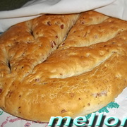 Фугасс с грудинкой и грецкими орехами