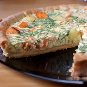 Киш с лососем, креветками, картофелем и моцареллой