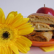 Песочные полоски с пикантной яблочной начинкой.