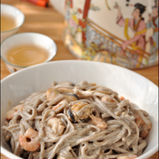 Гречневая лапша (соба) с морепродуктами в сливочно - сырном соусе.