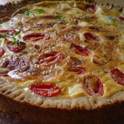 Открытый пирог с брынзой, тимьяном  и помидорками-черри/киш/