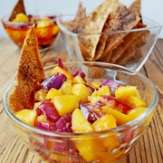 Персиковая сальса+чипсы из лаваша со специями