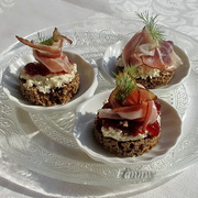 Канапе с мягким сыром, ветчиной и вишневым конфитюром