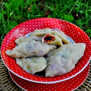 Вареники с чёрной смородиной и яблоками