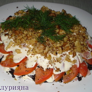 Салат из ветчины с черносливом под помидорной шапкой