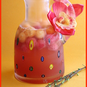 Крюшон из земляничного вина Fragolino с шариками дыни и арбуза