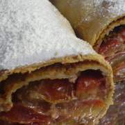 Венский штрудель со сливами и миндалём