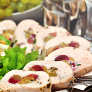 Куриное филе фаршированное виноградом и  тимьяном с петрушкой,  приготовленное в пароварке.  