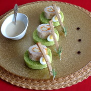 Куриные колбаски с яблочно-тыквенным пюре и зеленым кускусом со сливочным соусом