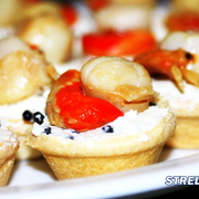 Тарталетки с черной икрой и гребешками.