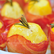 Запеченная картошка в беконе и с розмарином.