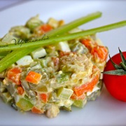 Салат куриный с авокадо и сельдереем