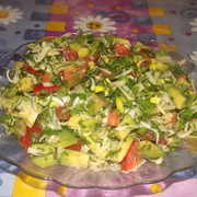 салат с авокадо и пармезаном.