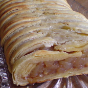 Румынский плетёный яблочный штрудель