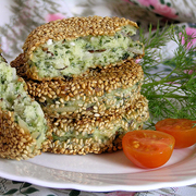 Сырники с рисом и шпинатом в кунжутной панировке