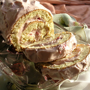 Бисквитный рулет с брусничным кремом