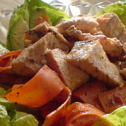 Тёплый салат из моркови, лосося и авокадо   