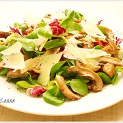 Салат за минуту с грибами, вялеными томатами и пармезаном.