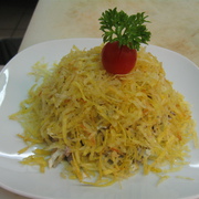 Салат мясной с китайской капустой и картофельной стружкой.