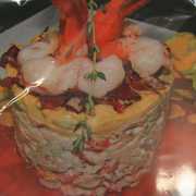 Салат с рисом и копченым лососем