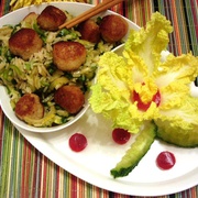 Рисовый салат с рыбными фрикадельками.