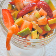 Салат с авокадо, клубникой и креветками