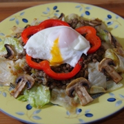 Теплый салат с чечевицей и яйцом-пашот