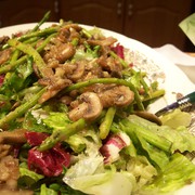 Теплый салат со спаржей и грибами