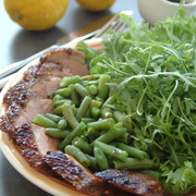 Салат из утки со стручковой фасолью и рукколой
