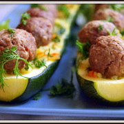 Цуккини фаршированные рисом и тефтелями.