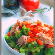 Салат из брокколи с тунцом и помидорно-лимонной заправкой.